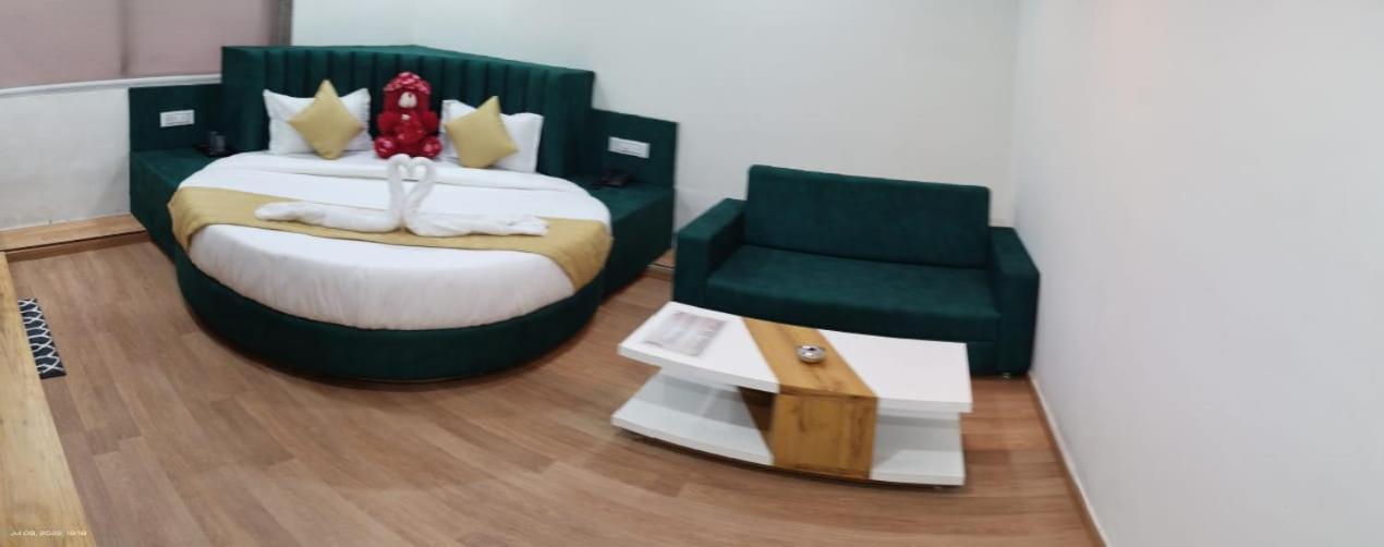 Hotel Green Park Ānand Buitenkant foto